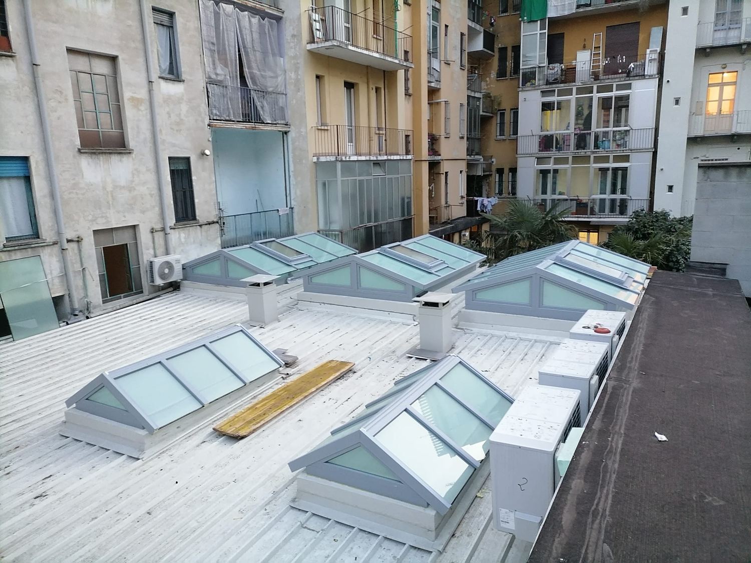 Lucernari a falda sul tetto di un edificio