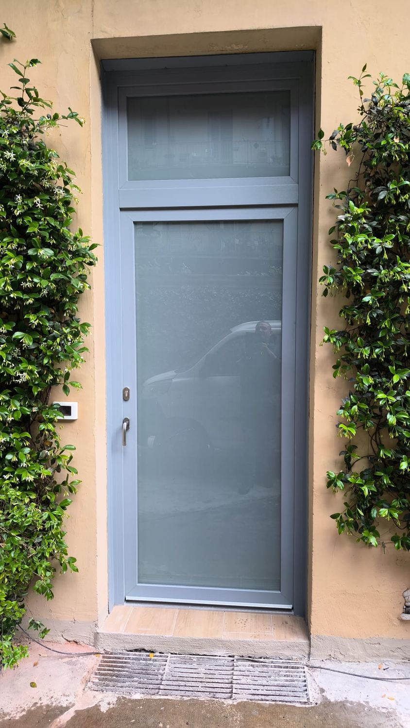 Porta d'ingresso con sopraluce