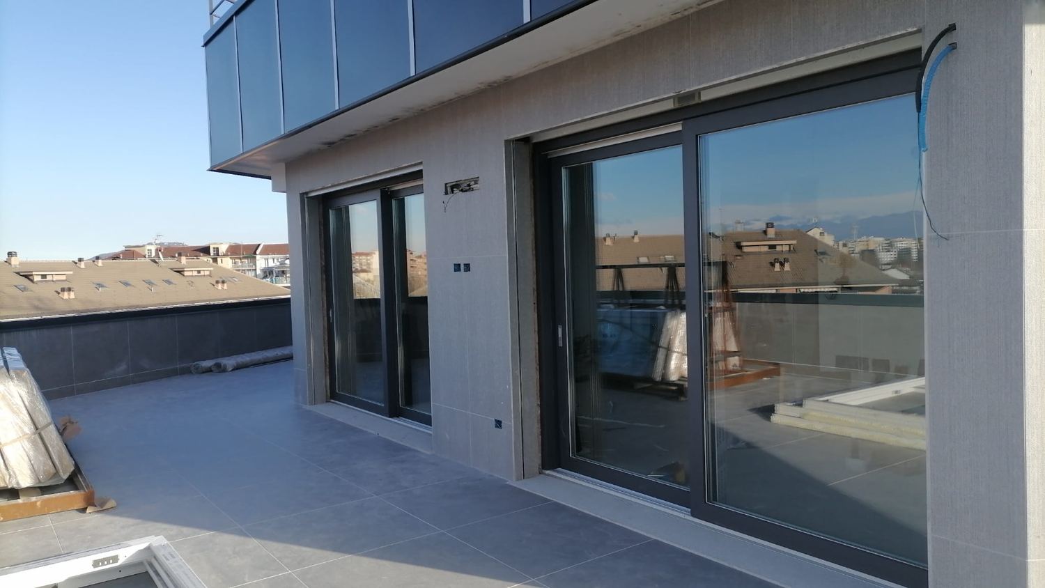 Porte-finestre scorrevoli su una terrazza